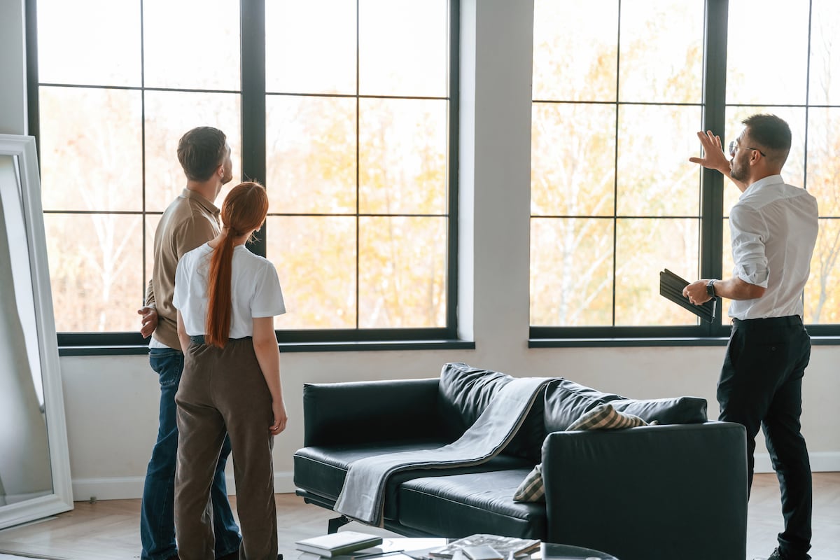 Le loyer moyen d’un appartement passe le cap des 1 300 euros à Bruxelles : "Les mesures prises par Nawal Ben Hamou découragent les investisseurs" lalibre.be/economie/immo/…