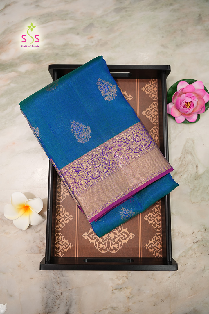 ShreenivasSaree's tweet photo. A peacock-blue. light weight Kanjivaram silk saree woven with floral zari motifs and solid borders!
#Kanjivarams #bridal #silk #sarees #pure #zari #saree #weddingsarees #softsilksaree #motives #sari  #skirt #paloo #LightWeightSilkSarees #fabric #soft #trendy #weave #saris https://t.co/jsbRdPw6pa