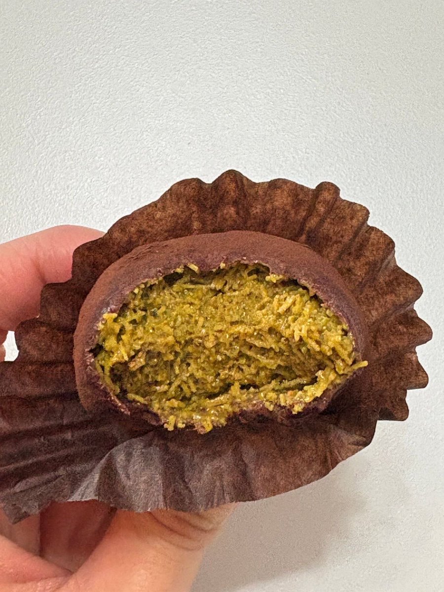 Dibelikan cokelat mochi yang katanya viral itu oleh sepupunya. Dan, ternyata … rasanya memang seenak itu. Setelah dicoba dan dimakan bersama keluarga, ia jadi ketagihan…