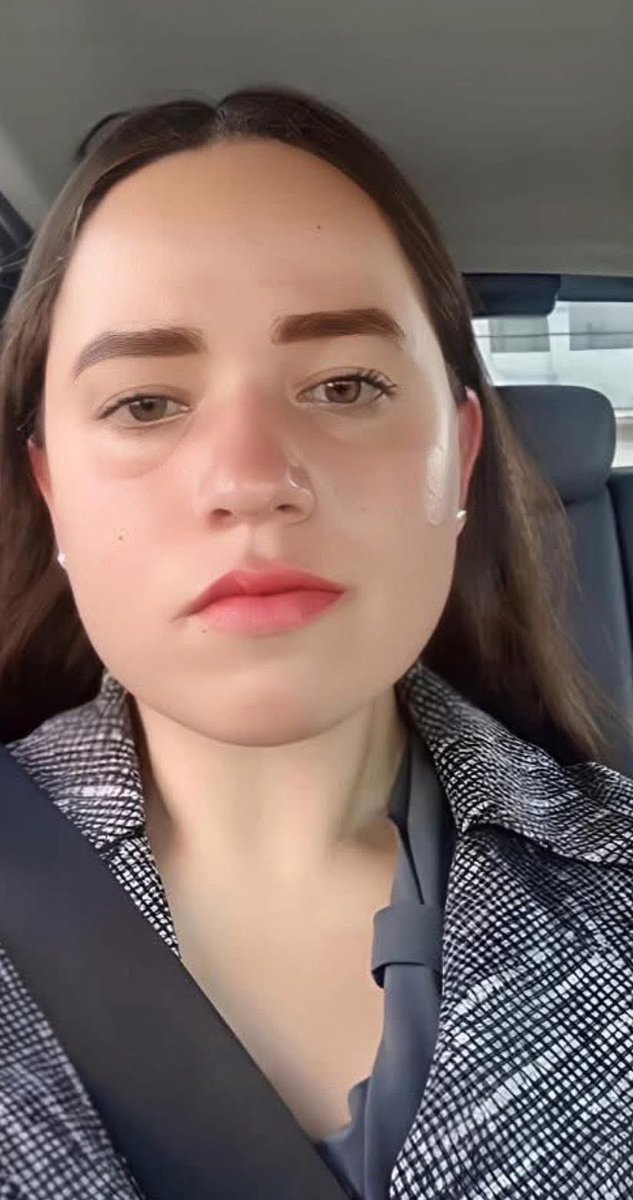 ELLA NO TUVO LA CULPA ☹️

🔵#Viral: El Parabrisas Roto: El día que la vida de Karla cambió para siempre.

Karla tiene 46 años y una vida construida sobre la base de la responsabilidad. Es la mujer que llega temprano al trabajo, la que respeta los altos, la que cuida los detalles.