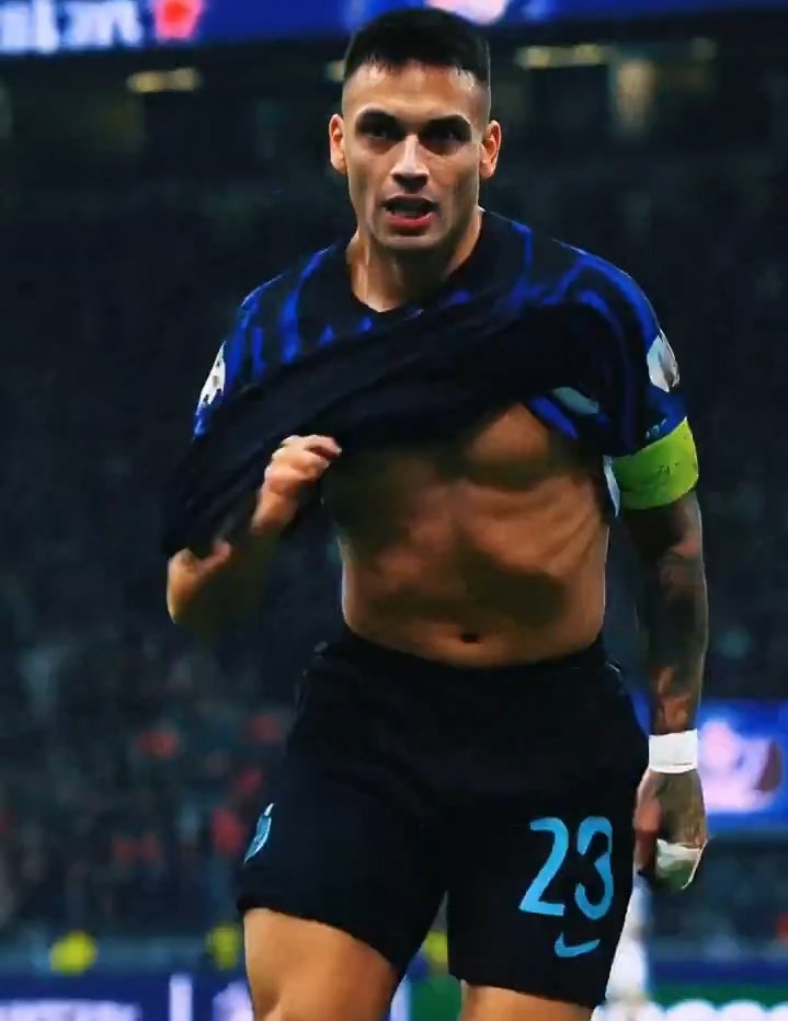 Windekind_Budi's tweet photo. Selama ini Inter Media House dikenal dengan konten-kontennya yang keren & elegan. Video, foto sampai grafik dibuat dengan otentik dan luar biasa

Interisti pasti masih ingat video perkenalan Radja Nainggolan yang cadas, video 'kepulangan' Raffaele Di Gennaro yang warm-hearted atau gambar seekor ular yang 'melahirkan' bintang baru dalam perayaan Scudetto ke-20 yang futuristis

Gak heran kalau fans acap memuji kinerja Inter Media House karena karya mereka memberi impresi lebih & membuat Inter semakin menarik atensi khalayak (utamanya di media sosial)

Sayangnya, kinerja apik itu tercoreng satu blunder besar. Capaian Lautaro Martinez (bikin 171 gol bagi Inter & menempatkannya jadi pencetak gol ketiga terbanyak sepanjang sejarah klub) yang harusnya dirayakan dengan ciamik, justru menuai badai kritik

Penggunaan AI untuk ragam aksi selebrasi Lautaro dinilai kebangetan jeleknya. Pengerjaannya seperti asal-asalan & minus supervisi, buruk sekali

Entah apa alasan Inter Media House segetol itu menggunakan AI. Kalau gak punya duit lebih buat ngegaji graphic designer, buka aja donasi. Interisti pasti mau nyumbang seperak dua perak

Alih-alih dapat video yang meriah & eksepsional, Lautaro malah dihadiahi video kelas curut

Semiskin itukah kamu @Inter sampai butuh impresi ekstra demi gaji dari Bang Elon?