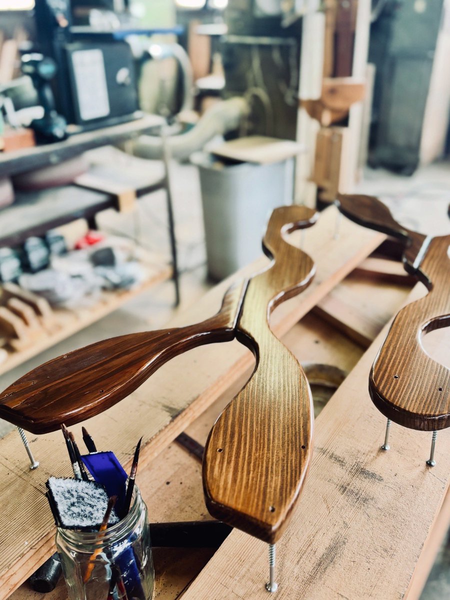 今、製作している三味線スタンドは塗料の乗りが良くて、 僕もノリノリ
