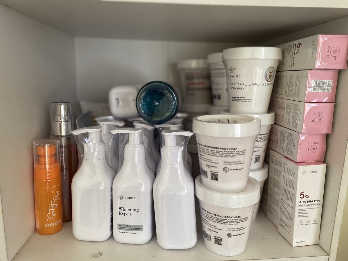 Vhrlt_'s tweet photo. Ada yang pakai bodycare Iswhite ?
Aku mau clearance sale produknya Iswhite mulai dari 30rb-an. 

Pengiriman dari Malang, bisa lewat oren. https://t.co/HDw1elRiok