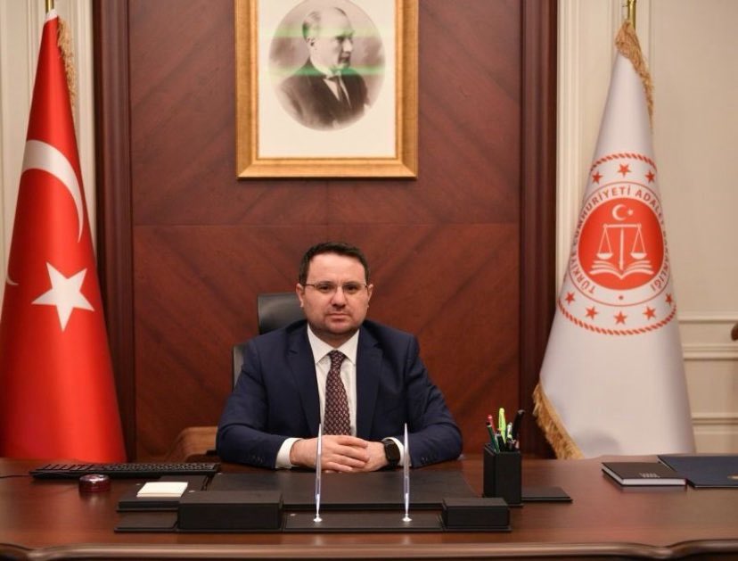treminozmen's tweet photo. Sayın Cumhurbaşkanımızın tensipleriyle İçişleri Bakanlığı görevine atanan Hafız Mustafa Çiftçi ile Adalet Bakanlığı görevine atanan Akın Gürlek’e yeni görevlerinin hayırlı ve uğurlu olmasını diliyorum.

İçişleri Bakanımız Sayın Mustafa Çiftçi; hafızası Kur’an’la, duruşu milletle yoğrulmuş bir irade olarak, güvenliğin teminatı ve devletin vakarını taşıyan bir emanet bilinciyle görevini ifa edecektir.
Adalet Bakanımız Sayın Akın Gürlek ise hakkı üstün tutan, adaleti terazisinde şaşmayan bir anlayış ile devletin vicdanı, milletin hukukta güvencesi olma sorumluluğunu layıkıyla taşıyacaktır.

Rabbim her iki bakanımıza da görevlerinde adalet, basiret ve muvaffakiyet nasip eylesin.