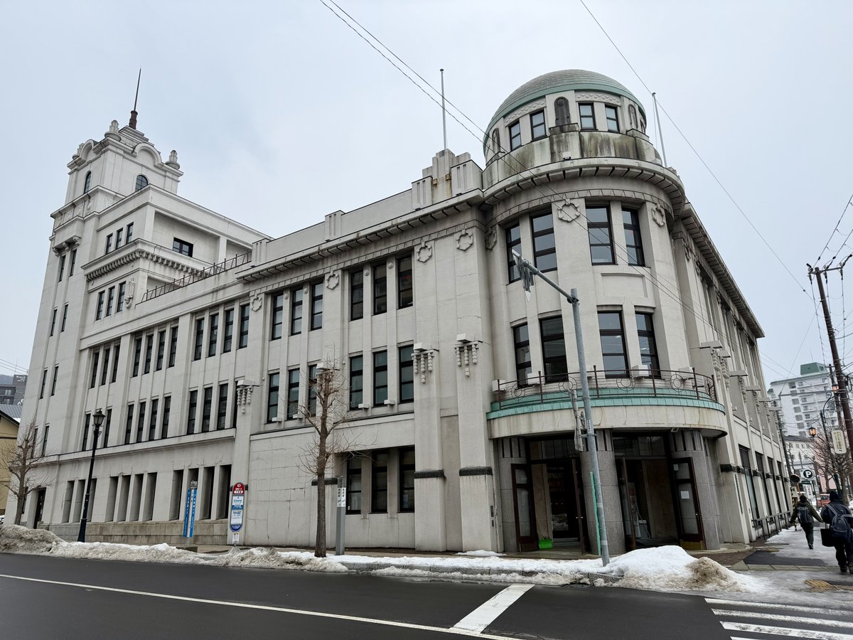 1934年設置の手動式エレベーター

中のレバーで上下操作、いい感じに各階の床に合わせて止めるらしい。実際に乗れた