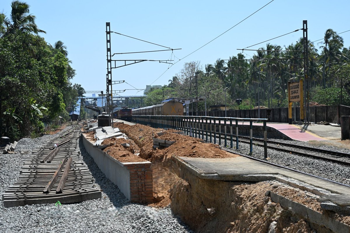 GMSRailway's tweet photo. Platform No. 3 extension works are progressing steadily at Guruvayur Railway Station, enhancing passenger convenience and operational efficiency. 🚆✨
#IndianRailways #SouthernRailway #Thiruvananthapuram #Guruvayur #SRInfraUpdate https://t.co/pZEeP1LWNa