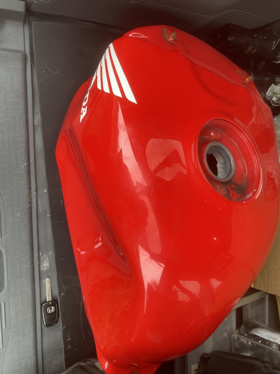 タンクとタンクカバー タンク自体は純正カラーで内部サビあり 3万くらい