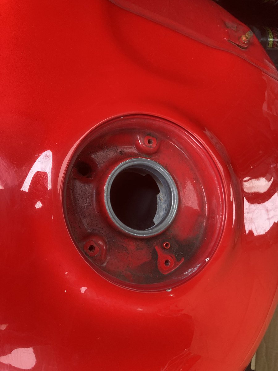 タンクとタンクカバー タンク自体は純正カラーで内部サビあり 3万くらい