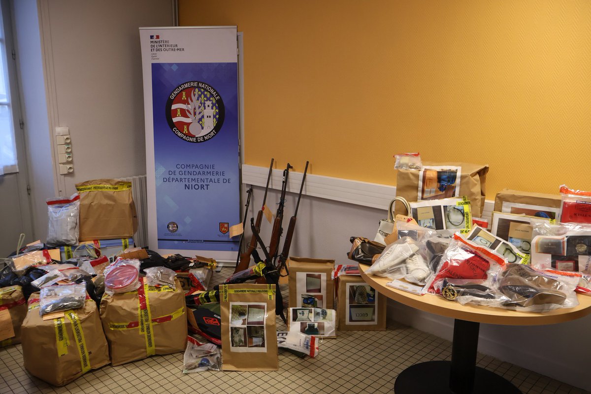 Gendarmerie's tweet photo. #ContreLeNarcoTrafic ❌ Les #gendarmes des Deux-Sèvres, avec la #SR de Niort et le #PSIG mettent fin à un trafic de stupéfiants
➡️ 13 armes saisies 🔫
➡️ plusieurs produits de luxes saisis 👜
➡️ de la maroquinerie de luxe
➡️ 3 individus interpellés ⚖️ https://t.co/nU4QLAcrjQ