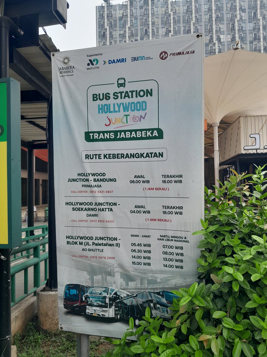Hollywood Junction Jababeka menjadi salah satu titik simpul transum di Cikarang:
Transjakarta B51 
DAMRI Bandara
Primajasa Bandung
Ao Transport Blok M
Angkot CAB Sta. Cikarang