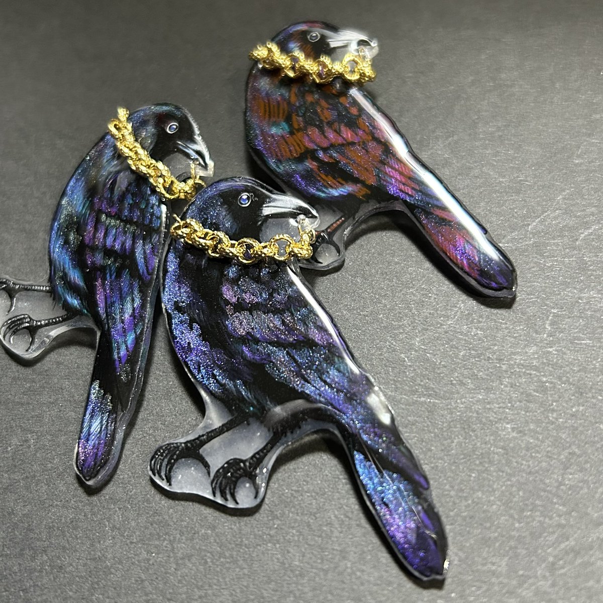 キラキラなカラスのブローチもお届けします！ 赤はレアです