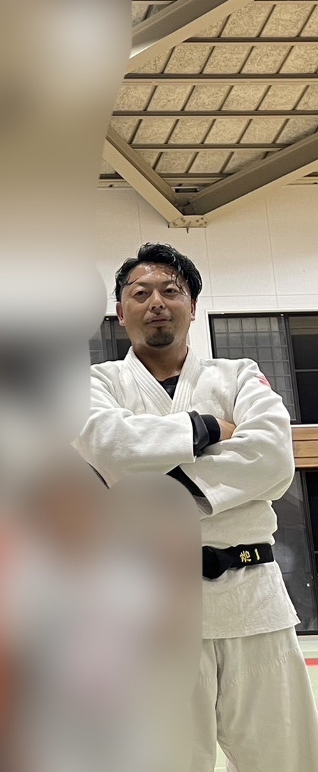kirinjijineta's tweet photo. 【速報】柔道指導者が中学生に性加害→実刑判決2年が下るも出所後に再び暴走
被害者の母親が詳細を告発「こわすぎる」と話題に

■概要
2023年4月15日 栃木県で柔道指導者「田代浩一」が教え子に強制性交・わいせつ行為で逮捕
↓
懲役2年の実刑判決
↓
刑期を終え出所
↓
被害者にDMで圧をかけてくる
↓
被害者母がコレコレ氏に田代について告発
詳しい事件背景と出所後のDMが怖すぎると話題に

■母親の告発内容(要約)
被害者は中3の娘
田代に柔道の指導と練習場所を提供してもらっていた
↓
些細な口喧嘩きっかけで娘が家出
母親は田代や警察に相談し一緒に捜索
↓
柔道クラブ付近の公園で娘を発見
↓
後日母親が娘と田代が卑猥なやりとりをしている痕跡(スマホ履歴?)を発見
↓
田代を説いた正したところ…
・家出当時田代が娘と一緒にいたこと
・二人きりの時に下半身を露出したこと
を認める
(家出当時は居場所を知りながら探すフリをしていた)
↓
娘に話を聞いたところ…
・弱みを握られて無理やりわいせつ行為をされた
・自慰行為動画を送らされた
・「練習来なかったり誰かに言ったら中〇しする」と脅された
・他人に話す、高校の特待生も無くなると脅された
・逆らうと練習中に怪我をさせられ大会に出られなくなるから怖かった
などの証言
↓
被害届を提出し田代逮捕
田代は法廷で反省なく裁判長にも逆切れ
娘は証言台で「法律が無かったら〇したい」と悔しさを滲ませる
↓
田代に懲役2年の実刑判決
娘は学校に行けず、柔道も出来なくなってしまう
↓
出所後すぐに田代から娘にDM
具体内容は不明だが、娘の写真など精神的な圧力をかけるものだったとされる

■母親の訴え
娘は性被害者で、今後も性被害のレッテルがつきまとう。
娘は高校生活も柔道も失い、全てを失った。捨てるものも無くなった。
私は娘と戦うと決めた。
田代は絶対に許さない。

■関連情報
・2023年に不同意性交等罪が新設されたが、事件は施行前の為適応されず強制わいせつと強制性交罪での逮捕になった
・不同意性交等罪が適応されていた場合より重い刑が下されていた可能性高

■世間の声
・これだけのことをしてたった2年？？？？？
・優位的立場を利用した卑劣な人間。こんなのが人を指導する立場にあった事に驚く
・鬼畜すぎて許せん 社会的に抹殺すべき

引用 @0915_taka_