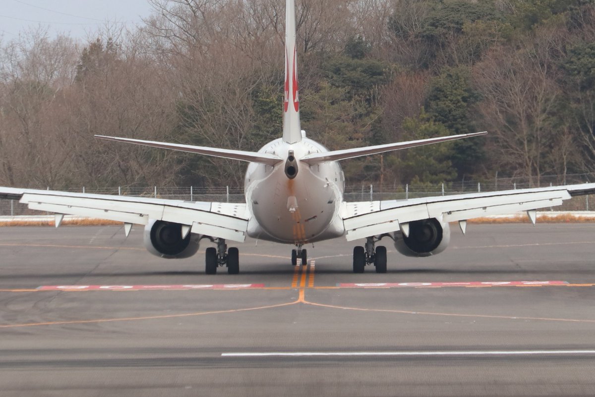 TAK/RJOT JL477便 JAL B737-846 JA342J 元ガンダムジェットのお尻、下