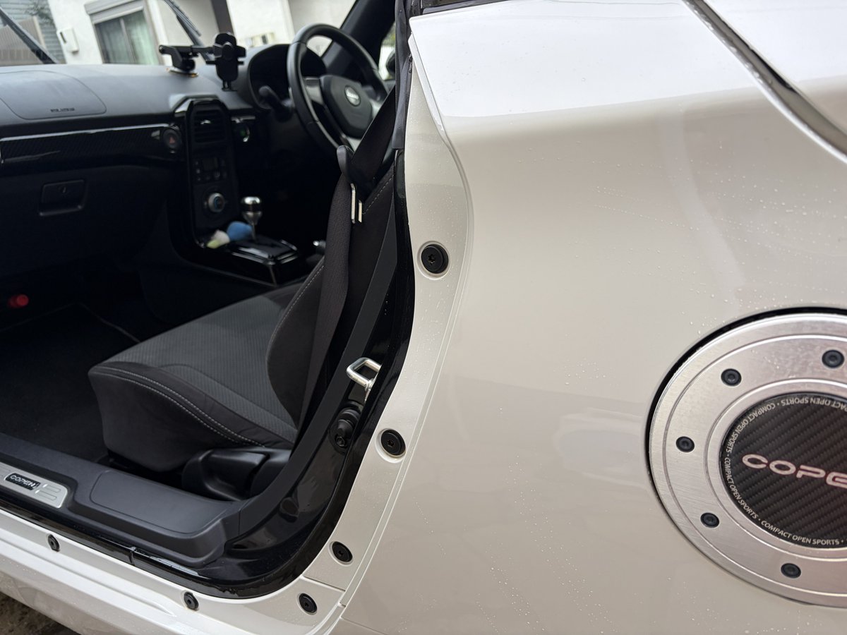 coo_copen's tweet photo. 雨が上がったので
ほどよく湿気ているコペンたんの洗車に息を切らす。
ドアを開けたココ！ちゃんと水滴を拭き取らないと、ボルトが錆びるんだ。 https://t.co/khUD6vLj0Y