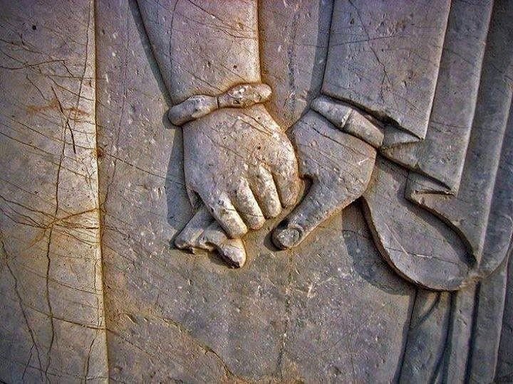 ARMAN141's tweet photo. Holding Hands
— Wall in Persepolis, ancient Persia 🦁

#Iran #persian 
#History https://t.co/qBIzzhA3gq