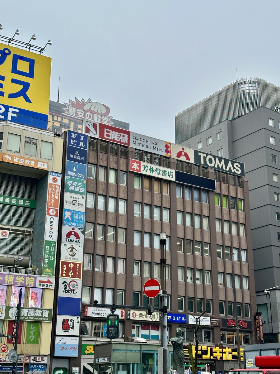 antamaYu36's tweet photo. ダイアン・ユースケさん『なんなん自分』
発売記念イベント

初の生ユースケさんでした✨
ご厚意で宛名書きも書いていただいて
少しでしたがお話もできて
本当に最高の思い出になりました😭

健康第一でずっと元気でいてください…！

#ダイアン
#ユースケ さん
#西澤裕介 さん
#なんなん自分 https://t.co/v9pcjXlrY9