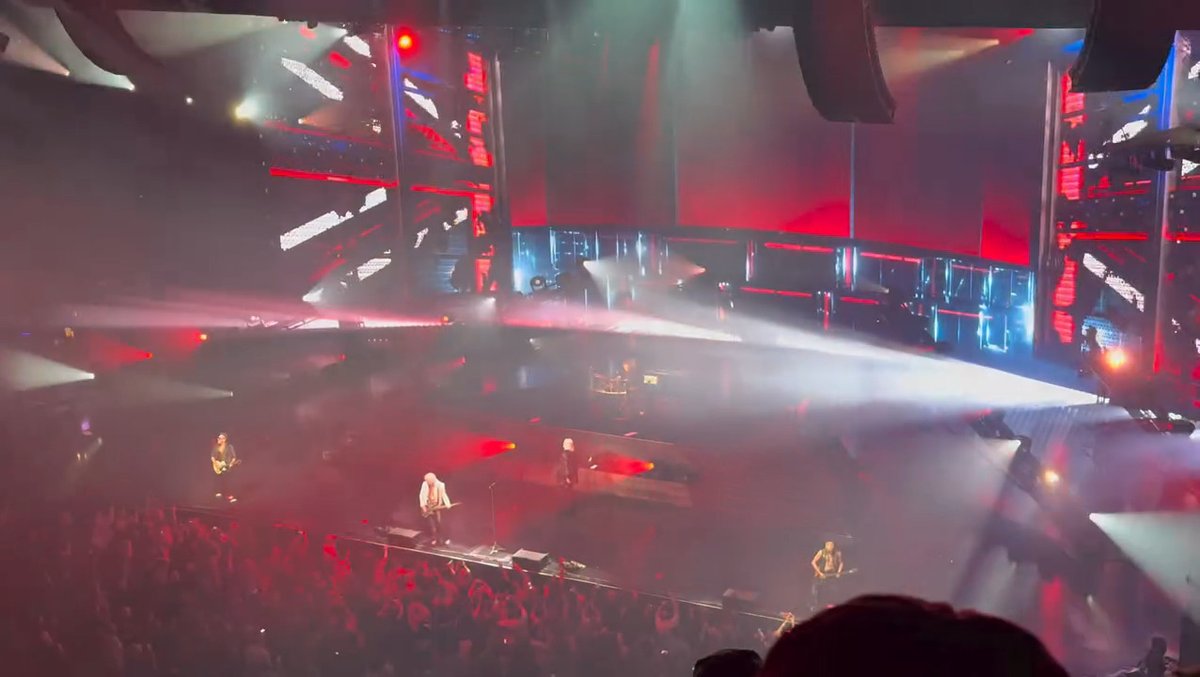 dltourhistory's tweet photo. Def Leppard News - #DefLeppard - Las Vegas, NV 10th Feb 2026 🇺🇸

Show Ended. View the Live Updates. More from Animal 📸 - Until next time...
 
#setlist #philcollen #joeelliott #colosseumatcp
https://t.co/TMVX2sq6lc https://t.co/4sFSw6SqyT
