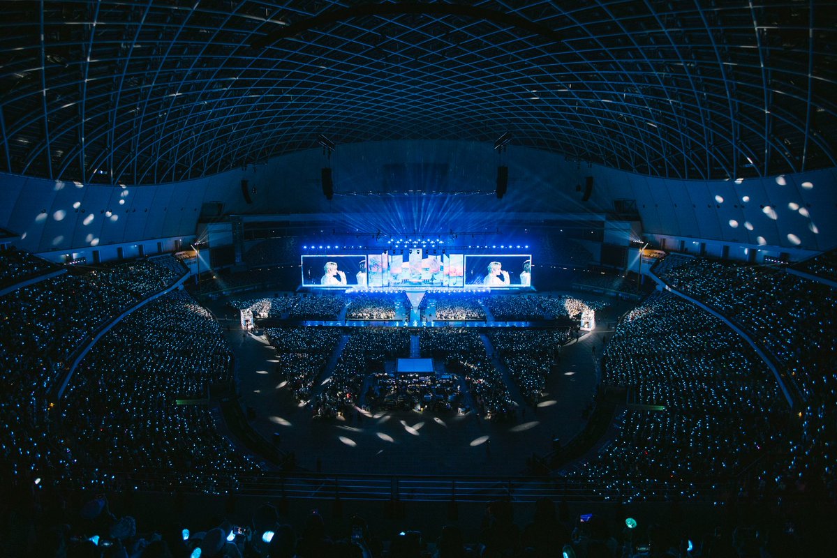 從一個破碎、荒蕪的開始，世界曾經掉落、分離、整個失序，但當那聲呼喚真的被聽見，星星開始轉動，時間也重新往前走，世界慢慢回到它原本該有的樣子。