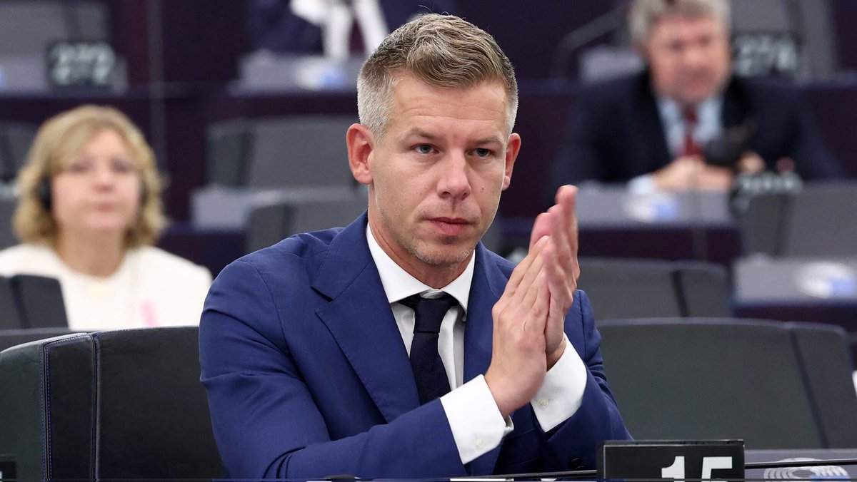 thetoitoi's tweet image. ❗🇭🇺

Le favori des prochaines élections en Hongrie, Péter Magyar, affirme qu’une sex tape le mettant en scène avec son ancienne compagne pourrait être diffusée dans la journée.

Il suggère qu’il s’agirait d’une manœuvre politique inspirée des méthodes russes, destinée à…