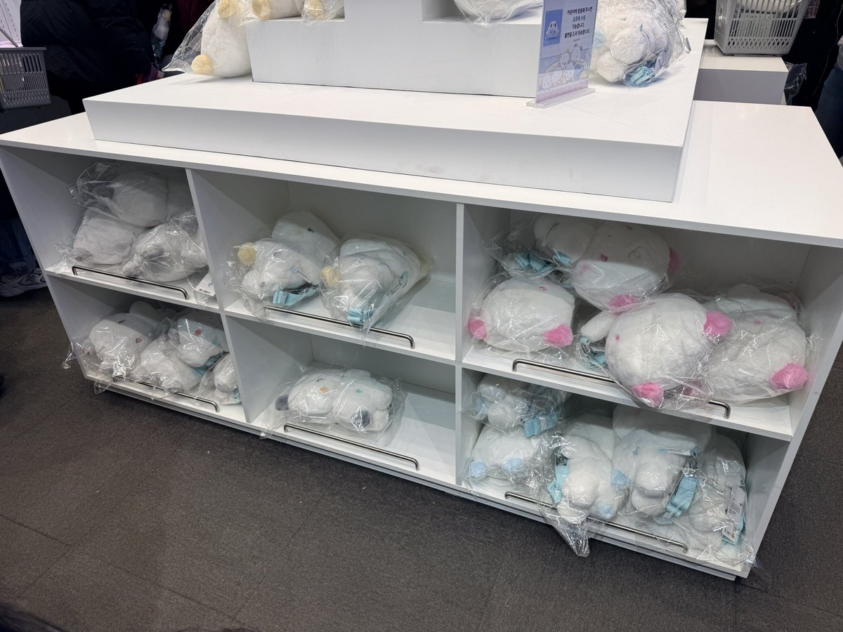 moka_noah0210's tweet photo. 부산 팝업 현황 

아예 비어서 진열 안 된 건 품절이라 하십니다. 
타래로 계속 올릴게요 https://t.co/4tSKoo5vYA