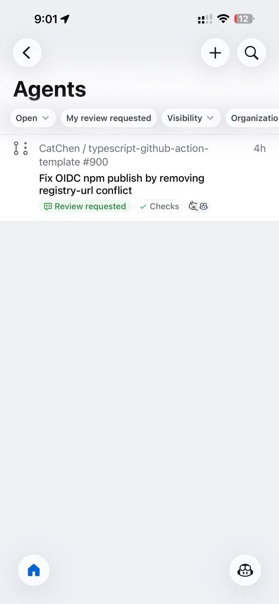 GitHub 在手机应用上的 Agents 界面只能看到 AI 生成好的 PR，没办法跟 AI 聊天，这功能太受限制了。我看到 PR 还需要改的话，我当然要跟 AI 继续聊天的啊。