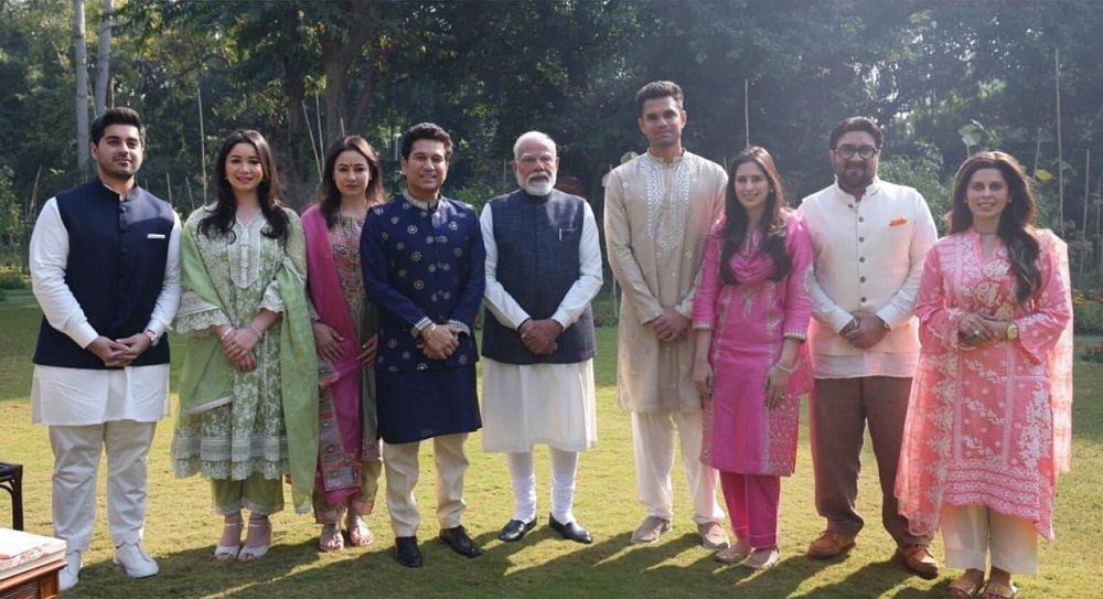 punjabkesari's tweet image. सचिन तेंदुलकर ने प्रधानमंत्री नरेंद्र मोदी, अमित शाह, राष्ट्रपति द्रौपदी मुर्मू और राहुल गांधी से मुलाकात की, सचिन ने उन्हें अपने बेटे अर्जुन और सानिया चंडोक की शादी का न्योता दिया

#sachintendulkar #arjuntendulkar #PMModiji #PresidentOfIndia #AmitShah #RahulGandhi #SaraTendulkar