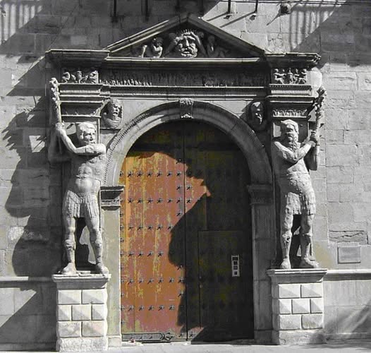 HISTORIAS DE #ZARAGOZA - LOS GIGANTES DEL COSO

En 1552 el conde de Morata contrata al escultor francés Guillaume Brimbez para realizar la portada de su casa en Zaragoza. Por aquel entonces el conde era virrey de Aragón y levantaba una magnífica casa en la mejor calle de la