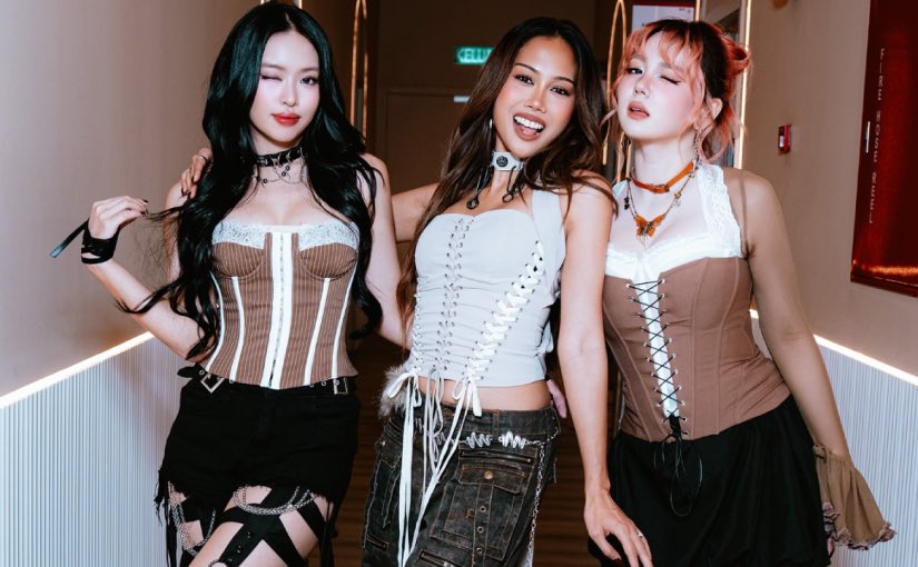 ArfiNik's tweet photo. You mean this girls? https://t.co/K5BAErxv39