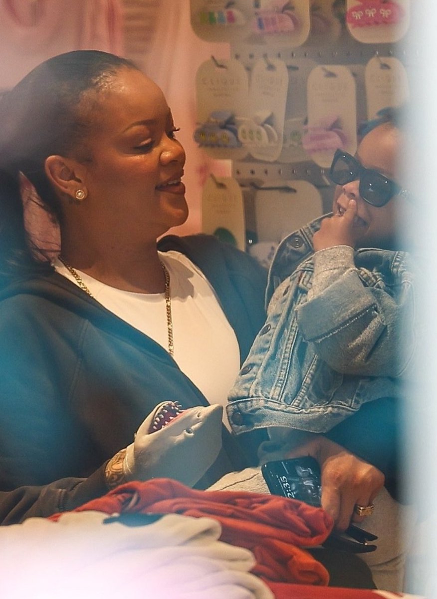 y2kpopart's tweet image. Rihanna was seen today in LA with her son Riot Rose  😍