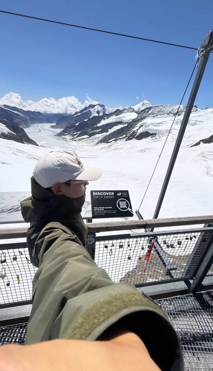 ㅤ
     𝐉𝐮𝐧𝐠𝐟𝐫𝐚𝐮𝐣𝐨𝐜𝐡, 𝐒𝐰𝐢𝐭𝐳𝐞𝐫𝐥𝐚𝐧𝐝.
     Tuesday, 10.47 CET. 

They call it the Top of Europe for a reason. Watching the world go by from the clouds from 3,454 meters. Looking out over the Aletsch Glacier and celebrating my own life. 
⠀