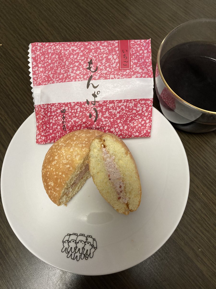 今日のおやつ🍰
期間限定のイチゴクリーム🍓