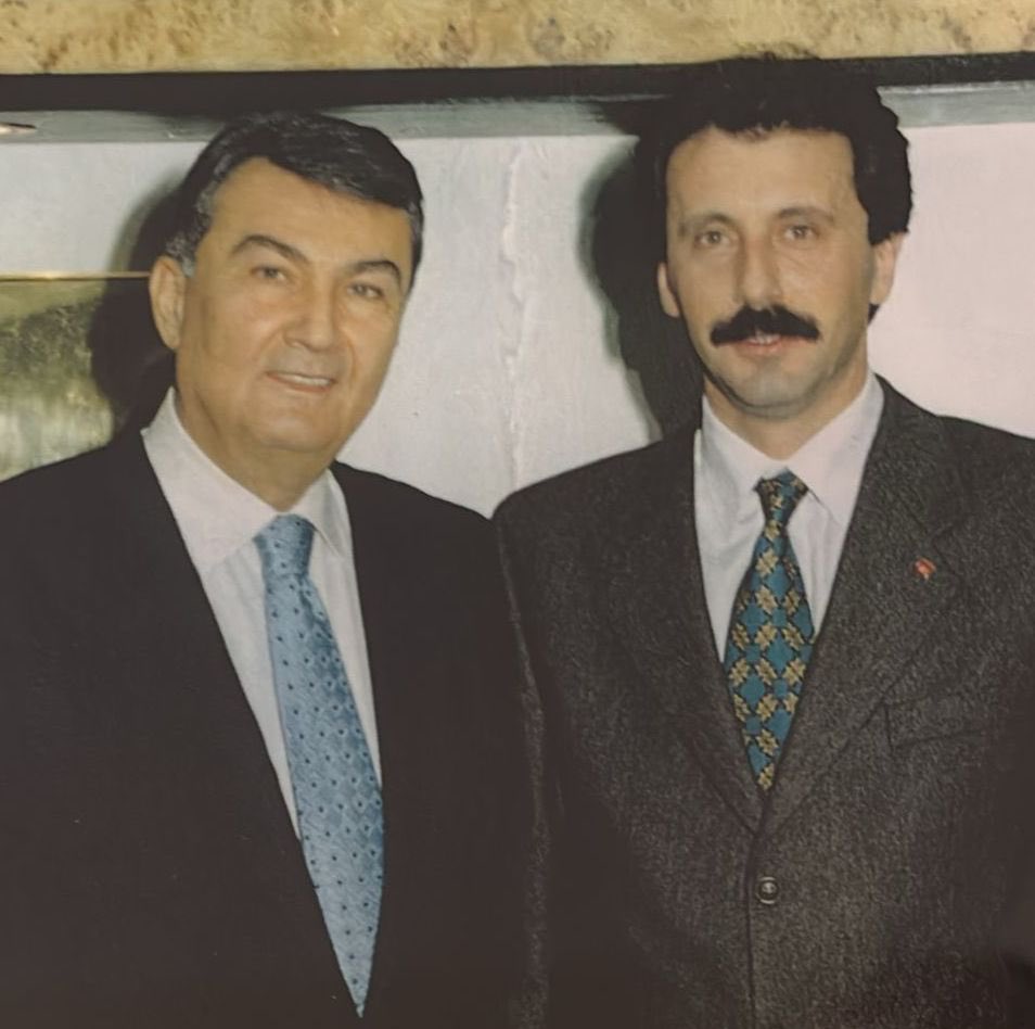 Cumhuriyet değerlerinden, Atatürk ilkelerinden taviz vermeden, kararlı, mücadeleci ve ilkeli bir duruş sergileyen, Zincirbozan’da zorunlu ikamete tabi tutulan, siyasi yasaklı hale getirilen, beni sınıftan, öğrencilerimin önünden Meclis’in kürsüsüne taşıyan, devlet ve siyaset