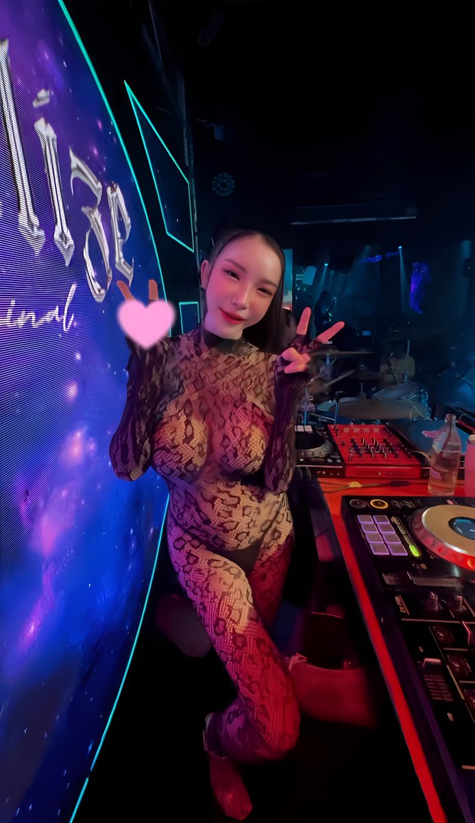 DJKanom tweet media