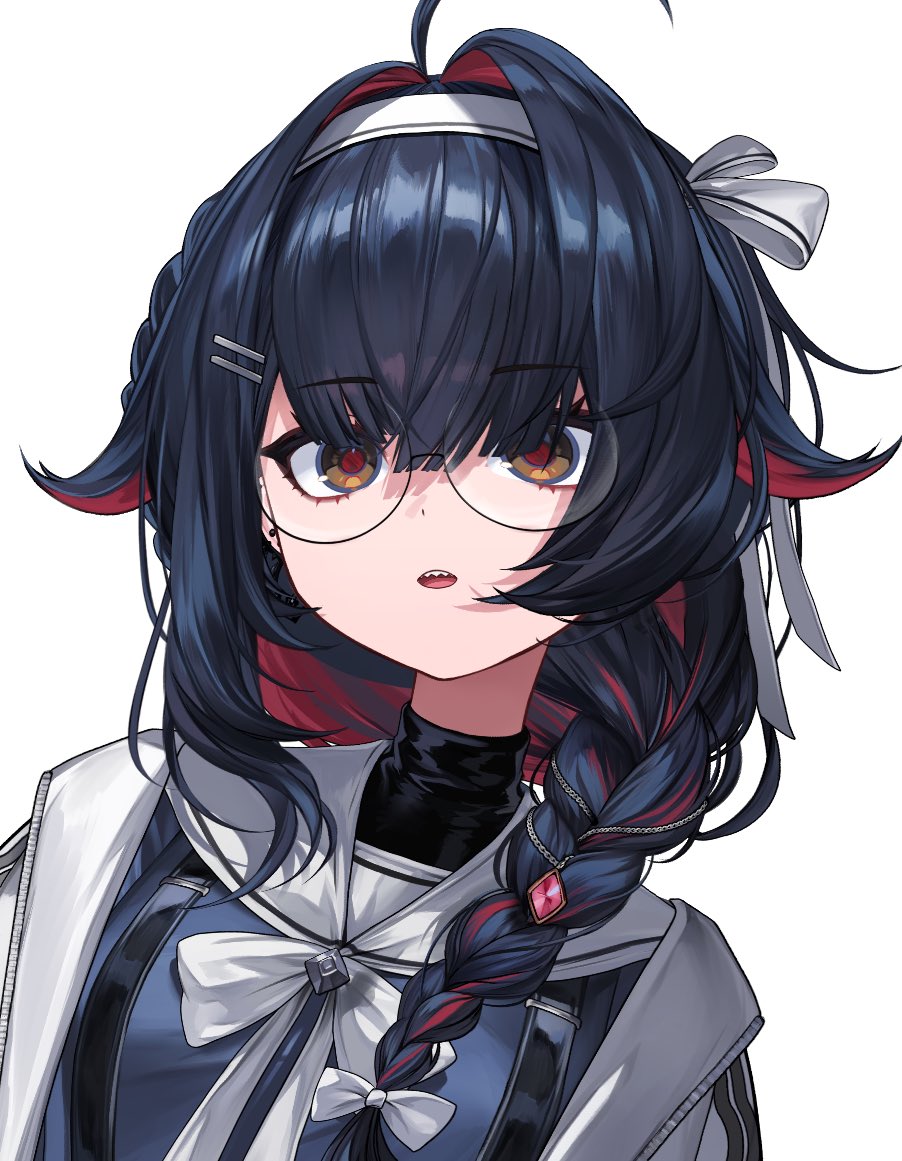 現在、デビュー記念グッズのチェキなどにひたすらサイン等記載をしてい