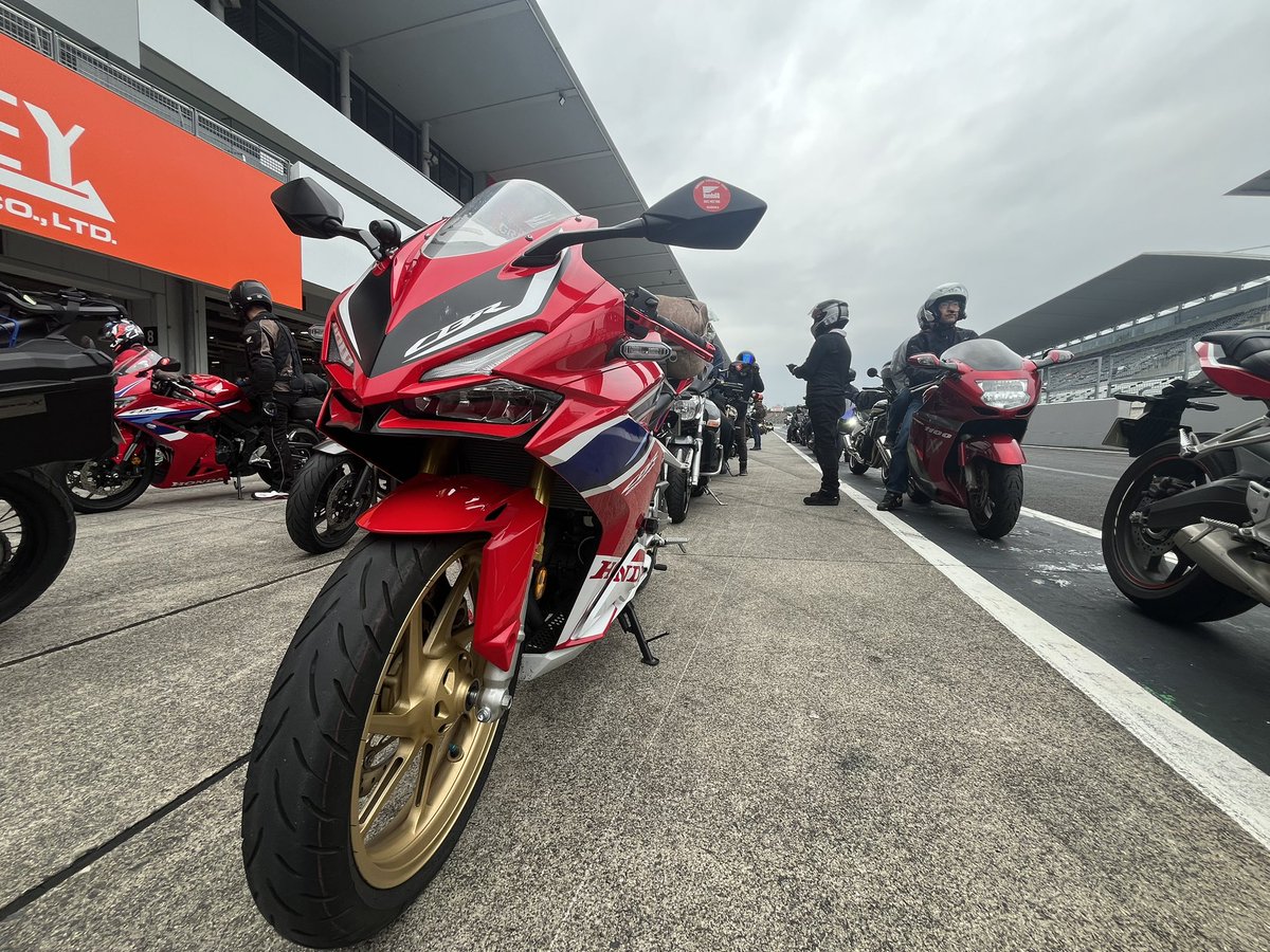 SvMouse's tweet image. #バイクをカッコよく語ろうぜ
250cc直列2気筒DOHC8バルブエンジン搭載。ノークラッチでスムーズなシフトが可能なクイックシフターと3つ性格を持つ3ライディングモードで低速低回転から14000rpmまでのレッドゾーンまで市街地からサーキットまでオールラウンドな走りを実現