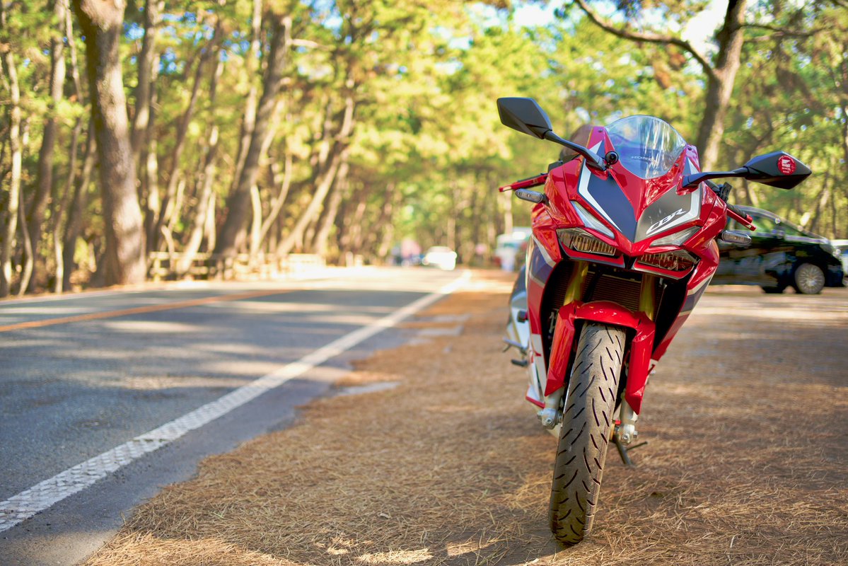 SvMouse's tweet image. #バイクをカッコよく語ろうぜ
250cc直列2気筒DOHC8バルブエンジン搭載。ノークラッチでスムーズなシフトが可能なクイックシフターと3つ性格を持つ3ライディングモードで低速低回転から14000rpmまでのレッドゾーンまで市街地からサーキットまでオールラウンドな走りを実現