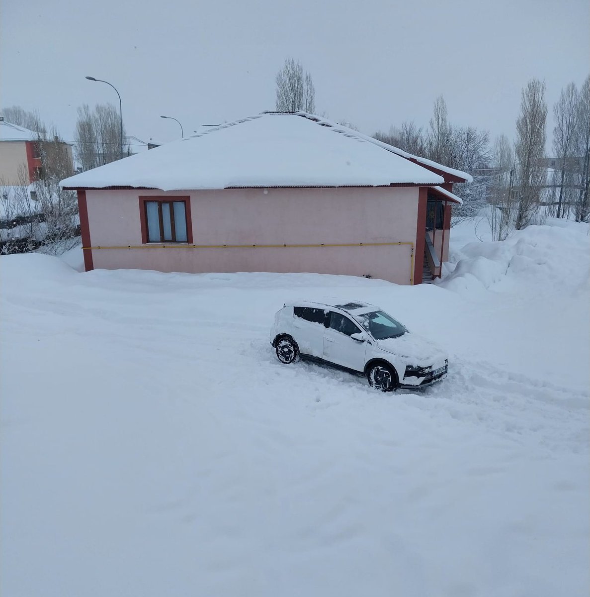 Dün gece, "taşımalı eğitim kapsamındaki öğrenciler için eğitim-öğretime 1 gün süreyle ara verilmiştir." Mesajı geldi. Bende taşımalı (araba) ile okula gidiyordum ama araba benimle aynı fikirde değildi gidemiyordu. Sabah kalktım, arabayı temizledim her yerim sırılsıklam oldu ancak