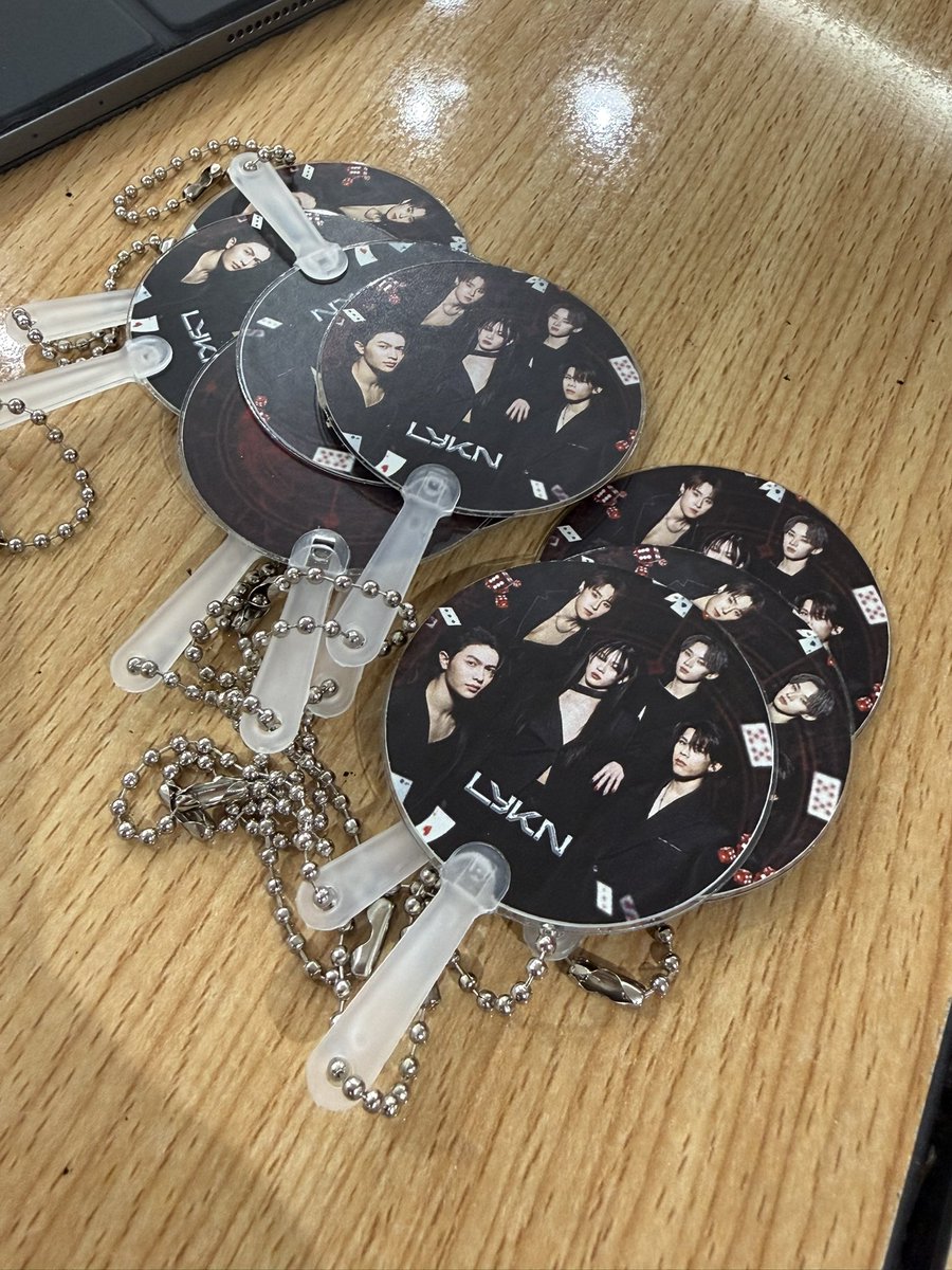 mochi_westie01's tweet photo. GIVEAWAY 
Increased the count to 90 

Hope to see yall on the 14th 💙❤️

Designed by @laoong_namm 

#ReviewforPK
#รีวิวจักกะเอสสึ
#RISERCONCERT https://t.co/WnyoHWGKqg