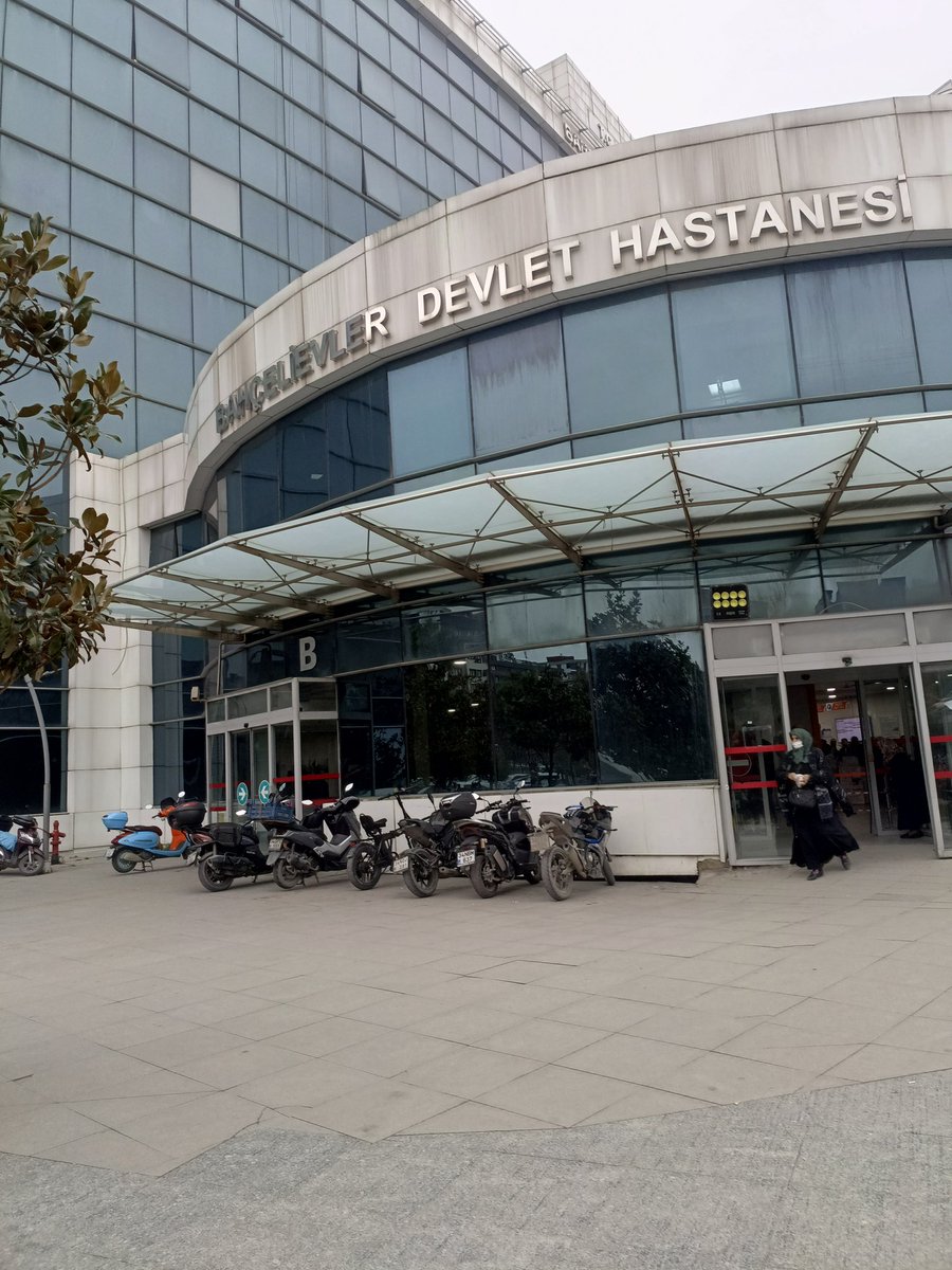 Sağlık bakanlığımızın dikkatine Bahçelievler devlet Hastanesi yeni yapılmadı mı yaşlı engelli hastalar merdivenleri yürürken zorlanıyorlar asansörler yeni değil bozuk bunlar neden takip edilmiyor lütfen bunu takip edin İstanbul Bahçelievler Devlet Hastanesi