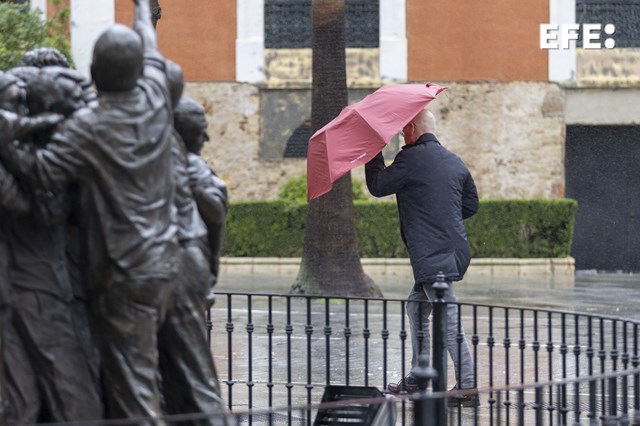 EFEnoticias's tweet photo. España bromea bajo la lluvia: la sucesión de borrascas provoca un chaparrón de memes.

Por Raúl Gómez 

https://t.co/xPNa8NsY1j https://t.co/wAN0zQIn7h