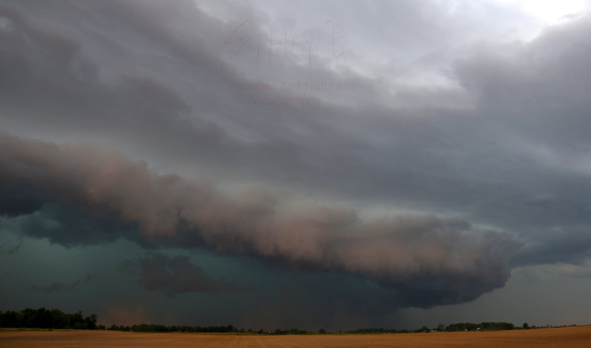 Standing in a field with something like this in front of me sounds pretty dang good right now. #wxtwitter #stormchasing #photography #indiana