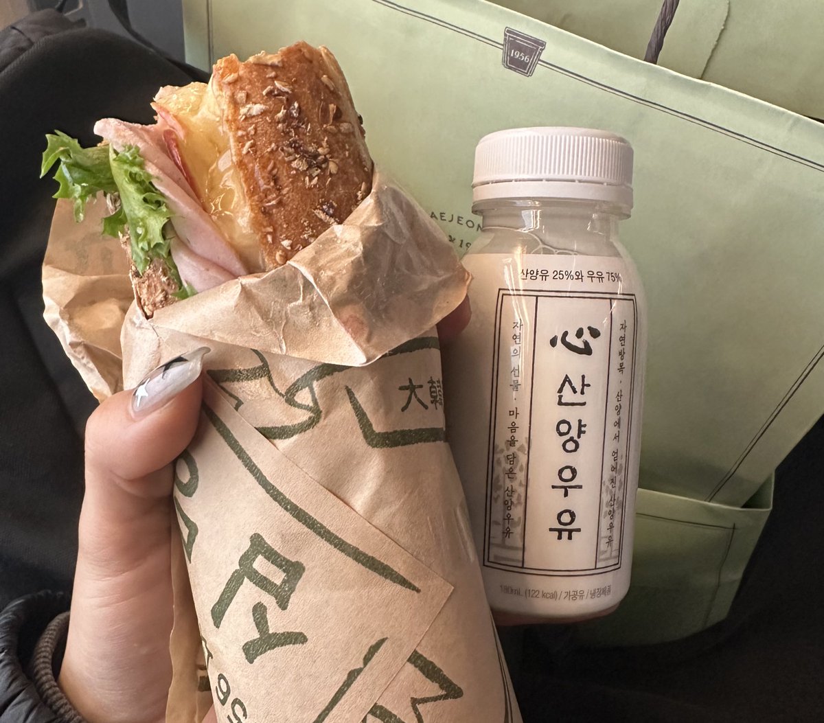 대전후기 ;
이거 아닌거같음
이거 성심당 본점 웨이팅줄임
시루줄은 더 짧앗슨(다행)
샌드위치 매장도 빠른입장 가능햇는데
그래서 시루만 사고 빵을 못삼 쩝