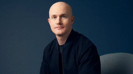 💸 COINBASE CEO DROPS OFF WORLD’S TOP 500 RICHEST!

Brian Armstrong is no longer among the world’s top 500 richest after heavy crypto losses.

His net worth slid from ~$17.7B to ~$7.5B, highlighting how tied his wealth is to crypto prices.