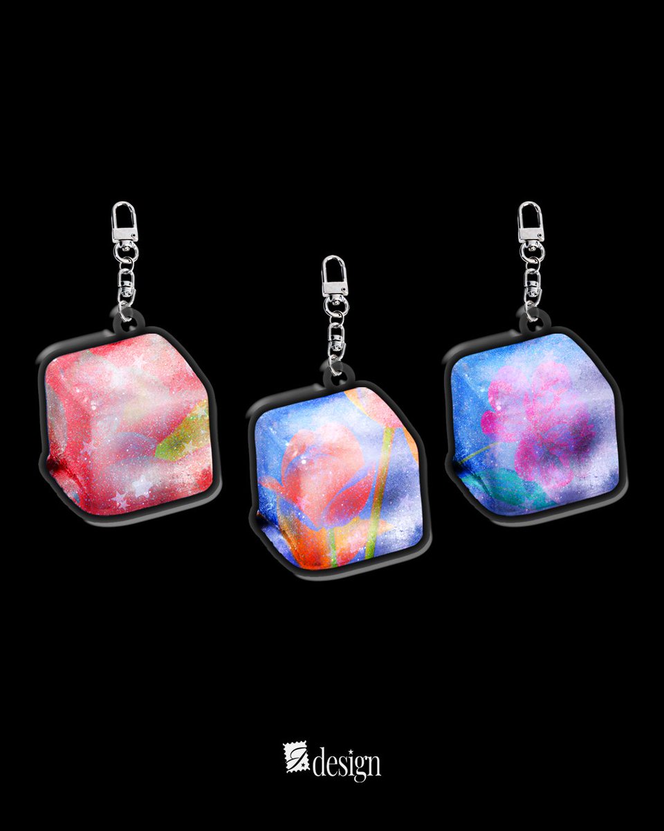 myloveis_j's tweet image. 얼음 모양 키링을 만들어 보았습니다!! 요즘 젤리 얼려먹기가 유행이라고 해서 아이디어를 얻었어요! 복숭아와 꽃, 그리고 제 최애 사진도 꽝꽝 얼려보았습니닷🧊 여러 사진으로 만들어보고 직접 뽑아보려구요!!☺️ 어떤 얼음이 제일 맘에 드시나요?!