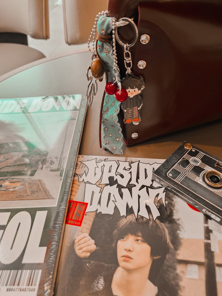 Unboxing Chanyeol's albums with beautiful Loey bag charm from <a href="/yeolmeownie_/">☽̶☾ | 야옹니🍒 | ᴉuǝW | ☽̶☾</a> 🍒🤍