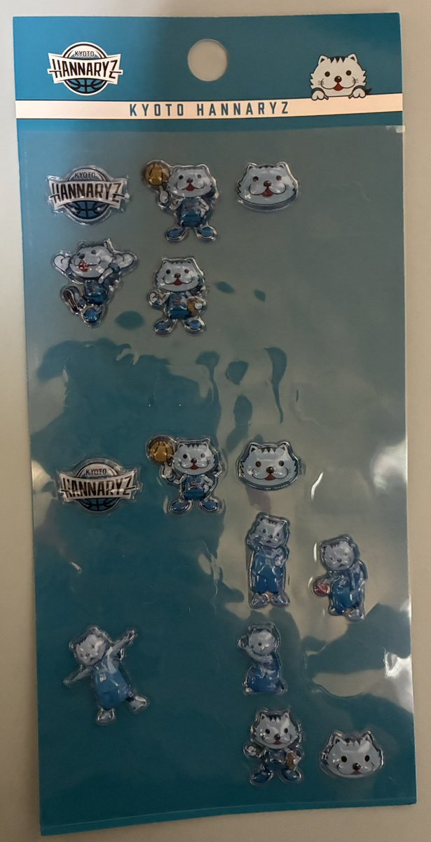 自分のスマホと
妻のスマホを
娘と２人でデコった〜🤣🤣🤣

「もういいって❗️」
「仕事でも使うから‼️」
という妻の叫びは
２人の耳には届かず🤣🤣🤣

かわいいスマホになった〜😍😍😍

残ったぷっくりシールは
どこに貼ろ〜

あっ、貼りたい方います？？
（絶対おらん‼️→by妻）