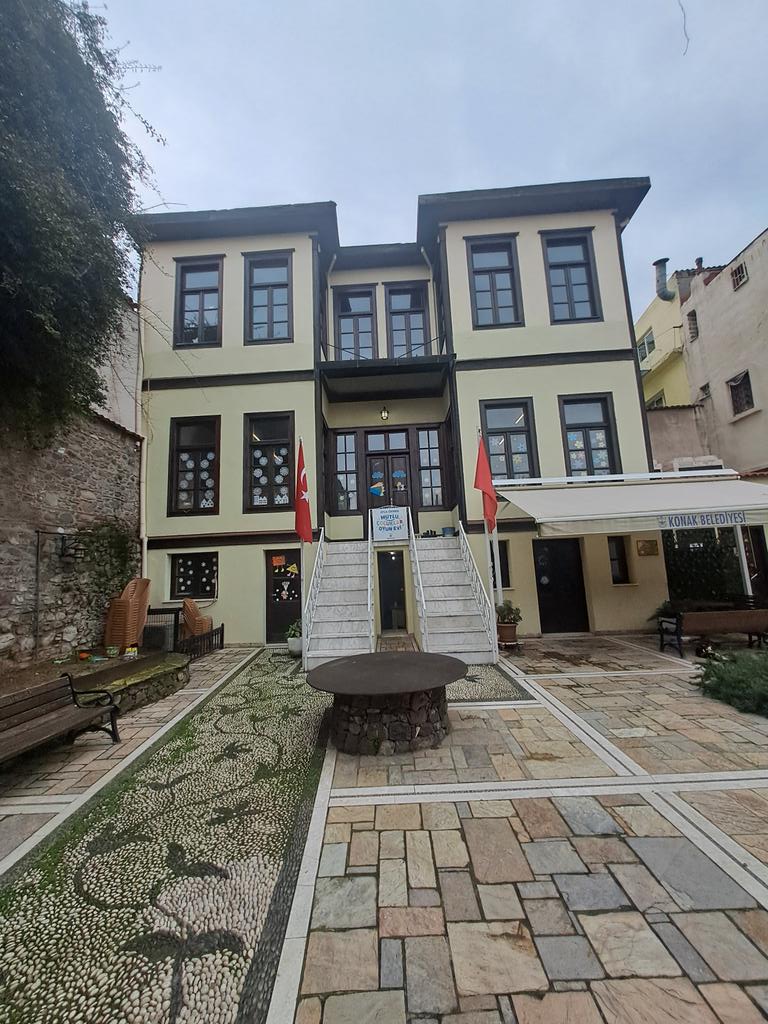 İzmir'in Kemeraltı bölgesinde yer alan yaklaşık 100-120 yıllık tarihi bir bina.Şu an Konak Belediyesine ait Ayla Ökmen mutlu çocuklar oyun evi olarak hizmet vermektedir
Ayla Ökmen'in ölümünden sonra kızı bu tarihi yapıyı Konak Belediyesine bağışlamıştır.