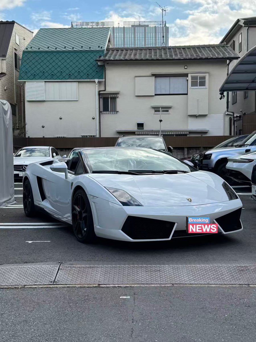 lamborghiniman's tweet photo. 時代が変わっても、この鋭いエッジとV10エンジンの咆哮は色褪せない。オープンにして走り出した瞬間に、日常が非日常に変わるこの感覚を共有していきたいです。
#Lamborghini #Gallardo #GallardoSpyder #ランボルギーニ #ガヤルド #ガヤルドスパイダー #スーパーカー #愛車紹介 #車好きと繋がりたい https://t.co/nuJ5v3eK7Y