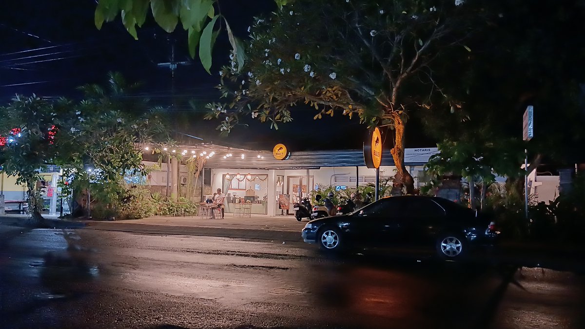 We were driving back from a small coffee shop in Bali on New Year’s Eve.

Rain on the road. My daughters in the back seat.

I slowed down to turn right. Then I saw a white truck in the mirror.

That night changed how I see ordinary moments.

Full story:
hendra.blog/a-glance-in-th…