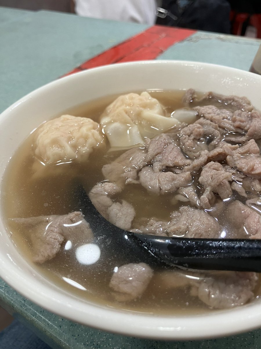 ［權記雲吞麵］搭102瞓到呆呆滯滯落車，諗唔到食乜，突然想起權記，很是想念當年他們太安樓那些「拳頭咁大嘅」雲吞，於是去食。

一直以來最喜歡的牛肉始終是滑牛。